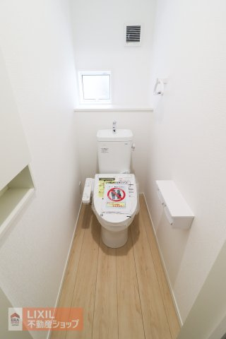 【トイレ】現地完成写真。温水洗浄暖房便座付き。小窓がついており採光と換気ができるようになっています。2階にもトイレがございます。