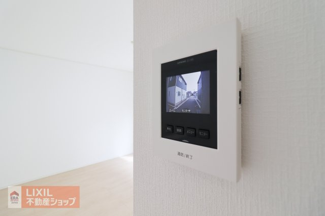 【TVモニター付インターホン】来客の顔が分かるTVモニター付ドアホン。不在時には、カラー録画もしてくれるのでセキュリティも安心です！しっかりと声も聞こえますので2重で安心ですね。