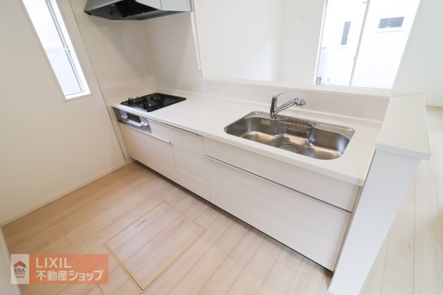 【その他設備】3口のガスコンロとグリル付。浄水カートリッジタイプの水栓はシャワーヘッドノズルでお掃除もラクラク。ぜひ実際に現地でシンクやキッチンの広さもご体感ください。