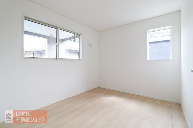 【子供部屋】現地完成写真。明るい色合いを基調としたフローリングが優しく光を反射し、より明るい印象に。お子様の成長を見守るお部屋♪