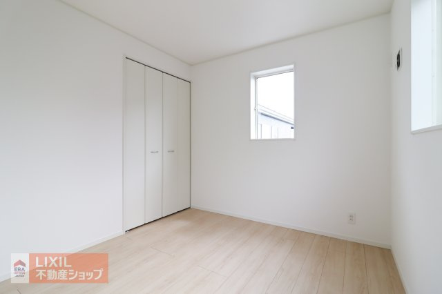 【寝室】現地完成写真。明るい色合いを基調としたフローリングが優しく光を反射し、より明るい印象に。明るい採光の入る主寝室です。