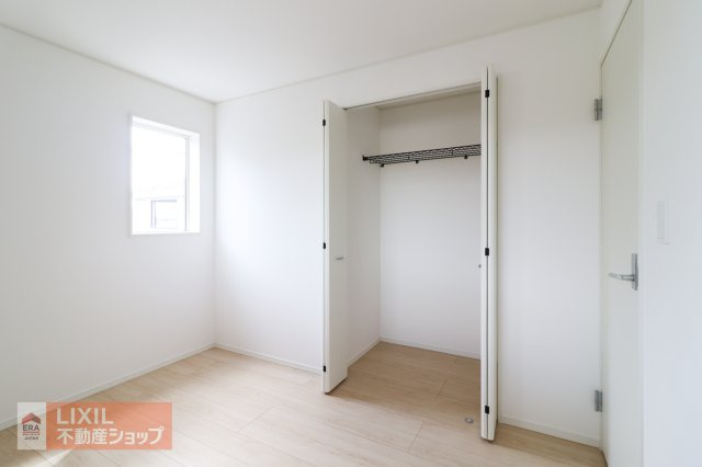 【収納】現地完成写真。しっかり収納がついております！メッシュタイプの中棚は女性でも上段が見やすく湿気もこもりにくいです。奥行きもある収納スペースでたくさんしまえます。