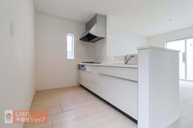 【キッチン】現地完成写真。カウンターキッチンから全体が見渡せて家族との会話も弾みますね♪シンク下の収納もたくさん入ります。