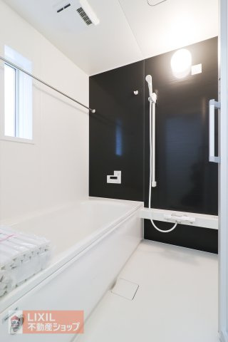 【浴室】ゆったり浸かれる一坪風呂です。浴室暖房でヒートショック対策、浴室乾燥機で雨の日のお洗濯物を干すことができます。追い炊き機能で節水もできます。