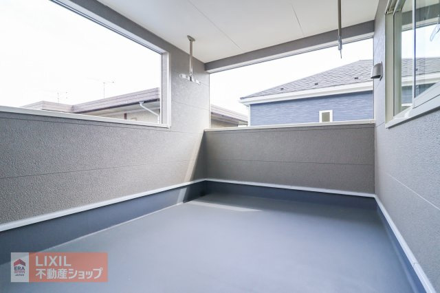 【バルコニー】現地完成写真。広々としたインナーバルコニーでお布団や洗濯物がたくさん干せます♪