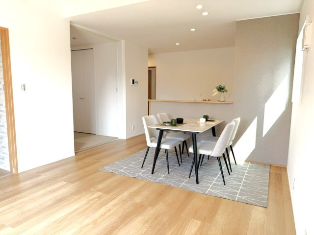 リビング横には4.5帖の和室を設置。客間として利用したり、お子さんの遊びスペースやお昼寝スペースとしても活躍します。キッチンで家事をしながら様子が見守れるのは安心ですね。