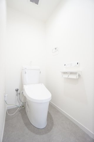 温水洗浄便座付きトイレ交換済み！節水型でお水の節約にもなります♪