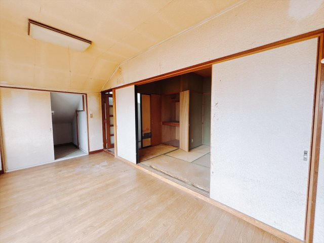■洋室｜ナチュラルカラーの床です。模様替えなどとても楽しく工夫できます♪陽当たり、風通しもとても良いので毎日快適な生活スタートです！子供部屋にも良いですね♪