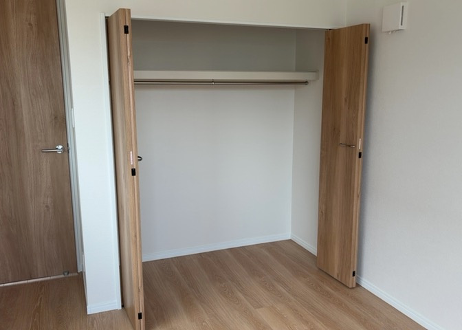 デザイン性を重視しすぎて収納が少なかった！なんてことにならないため、事前に現地で収納の数を確認しておくことをお勧めします。クローゼット以外にも床下収納や屋根裏収納、パントリーなどもチェックしましょう。