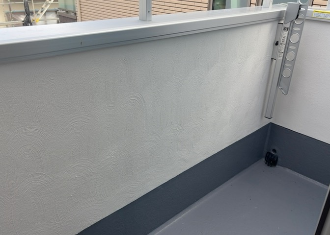 バルコニーは、室外の専用スペースのうち、「屋根がなく開放された空間」であるものを指します。ベランダより広いタイプのものが多く、日当たりもよいため家庭菜園などを楽しみたい人にとって適した環境となります。