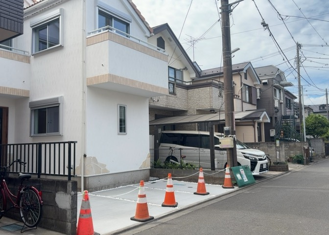 住宅用の土地では前面道路に2m以上接していなければならないと法律で定められています。しかし、お持ちの車のサイズやライフスタイルなどにより、2mでは利便が悪い場合もございますので、事前に確認しましょう。