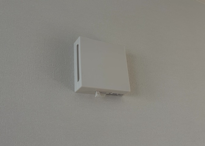 1日中建物内の換気が行われるように設計された仕組みです。気密性の高い住宅は、家に籠った空気でシックハウス症候群になる可能性がありますが、24時間換気システムであれば計画的な換気で対策が可能です。