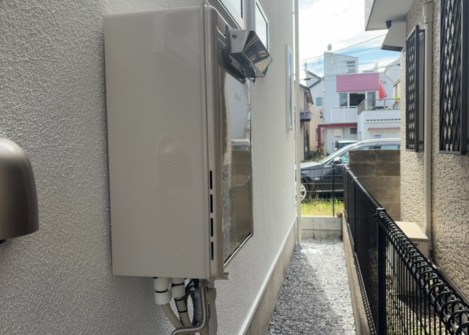 省エネ給湯器とは従来型の給湯器より熱効率が高く、少ない燃料でたくさんのお湯を沸かすことが出来る高効率な給湯器のことを指します。また、省エネ給湯器には種類があり、利便性や効果なども様々です。