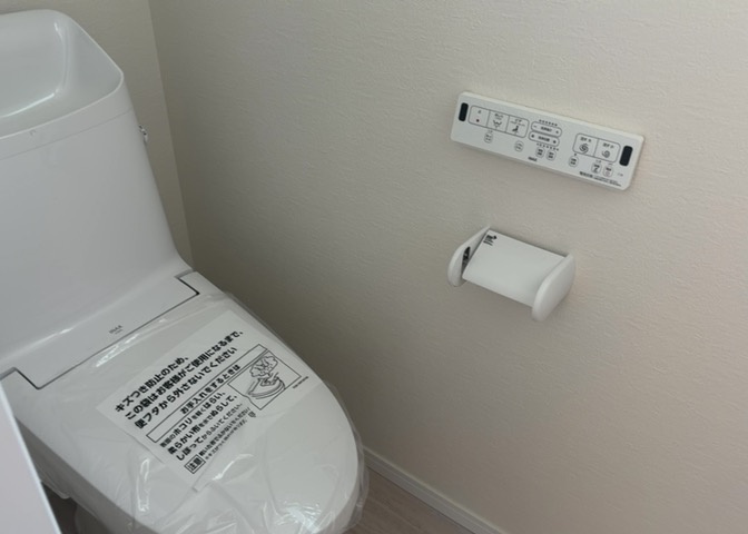 トイレは大きさや形、機能、抗菌性などが異なる多種多彩なタイプが各メーカーから出ています。それぞれに良さがあるため、事前にどういったタイプのトイレがいいのかをご家庭内で決めて、内見に行くといいでしょう。