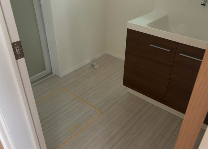 多くの戸建て住宅で見かける洗面脱衣所は、洗面台と洗濯機が2畳ほどのスペースに並べられていて、洗面所が脱衣所を兼ね備えている間取りが一般的です。お客様が利用することもある、パブリックな空間でもあります。