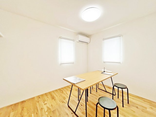 5.3帖の洋室2。2面採光で明るいお部屋です。※家具・小物はイメージです