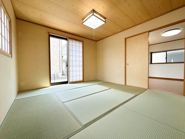 【和室】ゆったりとした時間が流れる贅沢な8帖の和室　　(畳表替え、障子張替え済)