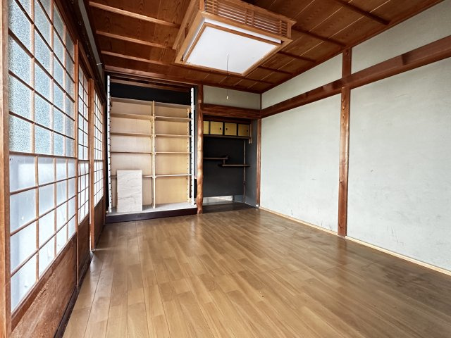 ・愛犬を思いきり走らせるドッグラン　・家庭菜園、BBQ、アウトドアギアの収納　・車・バイク・キャンプ用品を並べるスペース　「広い庭と納屋があったら何をしよう」　その妄想を、そのまま現実にできる敷地です