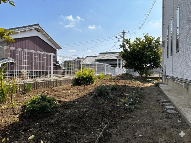 ・愛犬を思いきり走らせるドッグラン　・家庭菜園、BBQ、アウトドアギアの収納　・車・バイク・キャンプ用品を並べるスペース　「広い庭と納屋があったら何をしよう」　その妄想を、そのまま現実にできる敷地です