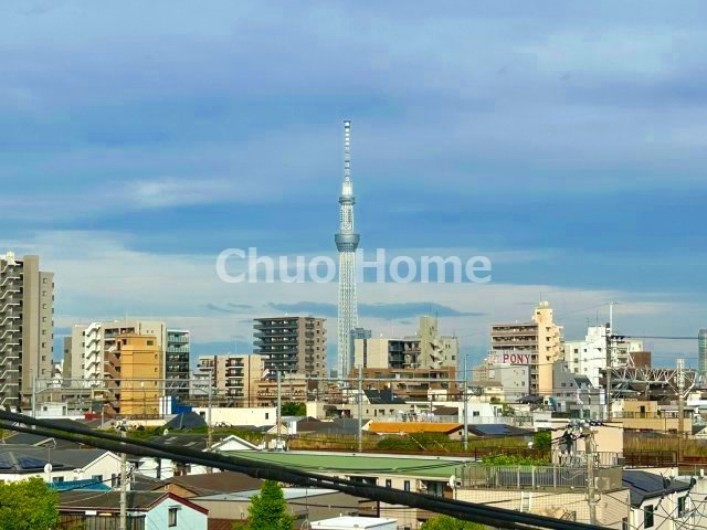 手を伸ばせば、ふれることが出来そうな環境が、そのままインテリアになったような印象です。その豊かな眺望にふさわしい空間には、通風・採光にも優れ、心地よい光と風があふれています