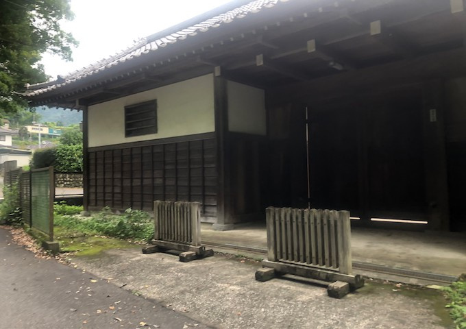 土地の面積＝住宅面積ではありません。建ぺい率の問題などで、土地のある場所によって住宅を建てられる面積は限られています。高さもしかり、「土地」という言葉の中には、建築条件も含まれると考えておきましょう。