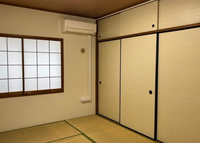 寝室でゆっくりと過ごすためにはベッド周りの適度な空間を担保することや窓の位置、照明の明るさ、寝室の広さなどを考える必要があります。自身や家族の構成とライフスタイルに併せて寝室にする部屋を選びましょう！