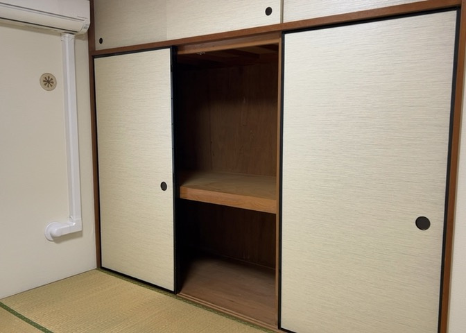 デザイン性を重視しすぎて収納が少なかった！なんてことにならないため、事前に現地で収納の数を確認しておくことをお勧めします。クローゼット以外にも床下収納や屋根裏収納、パントリーなどもチェックしましょう。