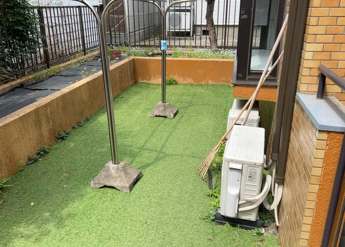 バルコニーは、室外の専用スペースのうち、「屋根がなく開放された空間」であるものを指します。ベランダより広いタイプのものが多く、日当たりもよいため家庭菜園などを楽しみたい人にとって適した環境となります。