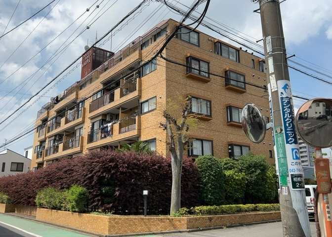 外観はマンション管理がされているかの目安になります。築年数が古いと、壁面は劣化してひび割れが生じることも！建物が古びていても細かいところが修繕されていると、きちんと管理されているなぁと感じるでしょう。