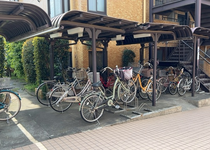 車一台あたりに必要なスペースは、標準サイズの普通自動車で横幅2m50cm、長さ5mは必要になります。ただし、乗降のことも考慮して横幅3m30cm、長さ5m50cmほどは確保できるところを選びましょう。