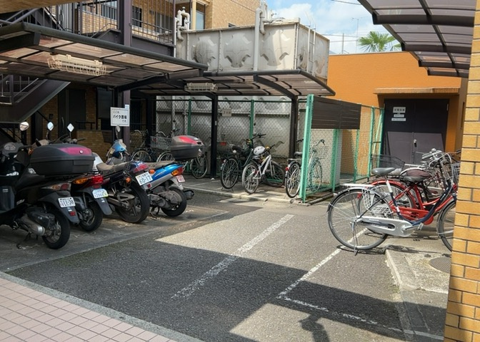 マンションの駐輪場は、事前に空きがあるか確認を取ると安心です。せっかく入居したのに駐輪スペースがない！なんてことになったら大変ですよね。そこで、内見時や購入前にはまず事前に確認しておくと良いでしょう。
