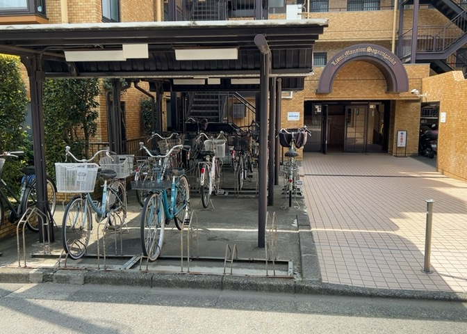 駐車場と明記されていても、最小スペースでつくられた駐車場だと大型車は駐車できなかったり、出入りしにくくなったりする可能性があります。お車のサイズと購入したい物件の駐車場のサイズを現地で確認しましょう。