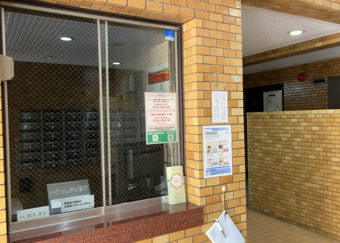 受付はマンションコンシェルジュがいる場合もあれば、管理人が滞在する小部屋を総称して呼ぶことがあります。主にエントランスに設置されていることから、防犯面でも期待ができます。防犯設備がない場合はより安心！