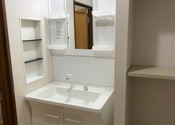 洗面化粧台では顔を洗ったり、身だしなみを整えることが本来の使い方ですが、用途によっては洗面化粧台に求められる機能が違ってくるため、ご自身や家族のライフスタイルに合ったものを選ぶことをおすすめ致します。