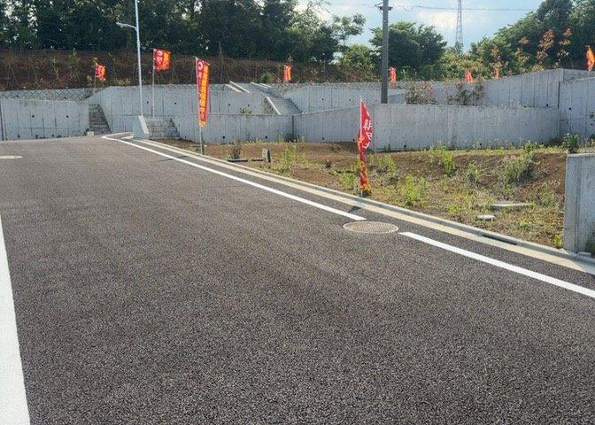 土地の形が極端に長細かったり、狭小地、あるいは道路との高低差がある傾斜地だった場合、後々売ろうとしても買い手がつかない場合もあります。後々、売却することになった時に価値の下がらない土地を選びましょう。