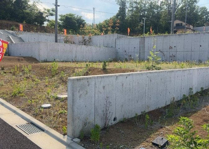 土地の面積＝住宅面積ではありません。建ぺい率の問題などで、土地のある場所によって住宅を建てられる面積は限られています。高さもしかり、「土地」という言葉の中には、建築条件も含まれると考えておきましょう。