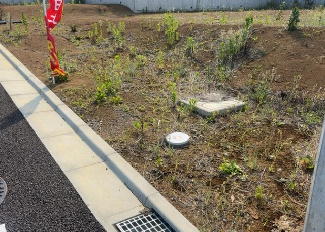 家を建てる場合、方位は要チェックです。現実的に日当たりのよい家ならばリビングは南側、建築基準法でも北側に当たる家への配慮は求められています。土地を見学に行く際は、方位磁針を持って行くようにしましょう。