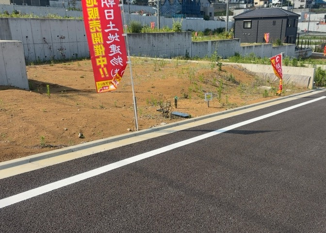 現地に行くなら、物件の周囲の地形がどうなっているかを見ることも大切です。周辺より低くなっている土地では、大雨などで水が集まりやすいため、地盤が弱くなっているということも考えられるため、注意が必要です。
