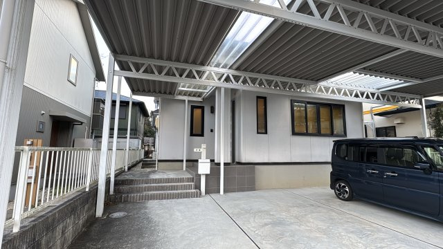 大きなカーポート付き駐車場がございます。