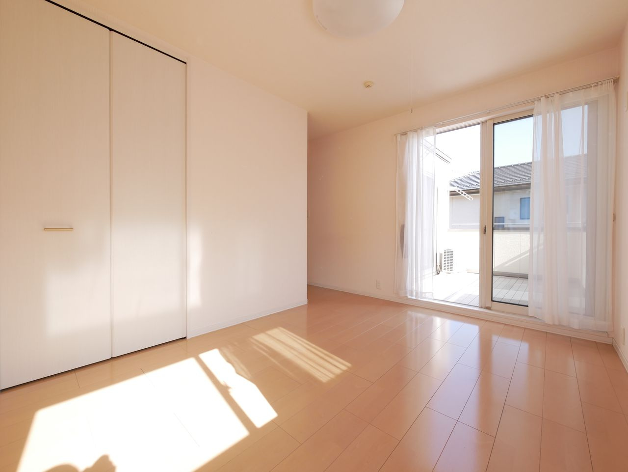 2階　南西側洋室　バルコニーへのアクセス可能