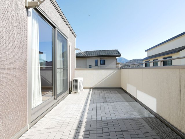 約6帖サイズの広々バルコニー　眺望も良好です。