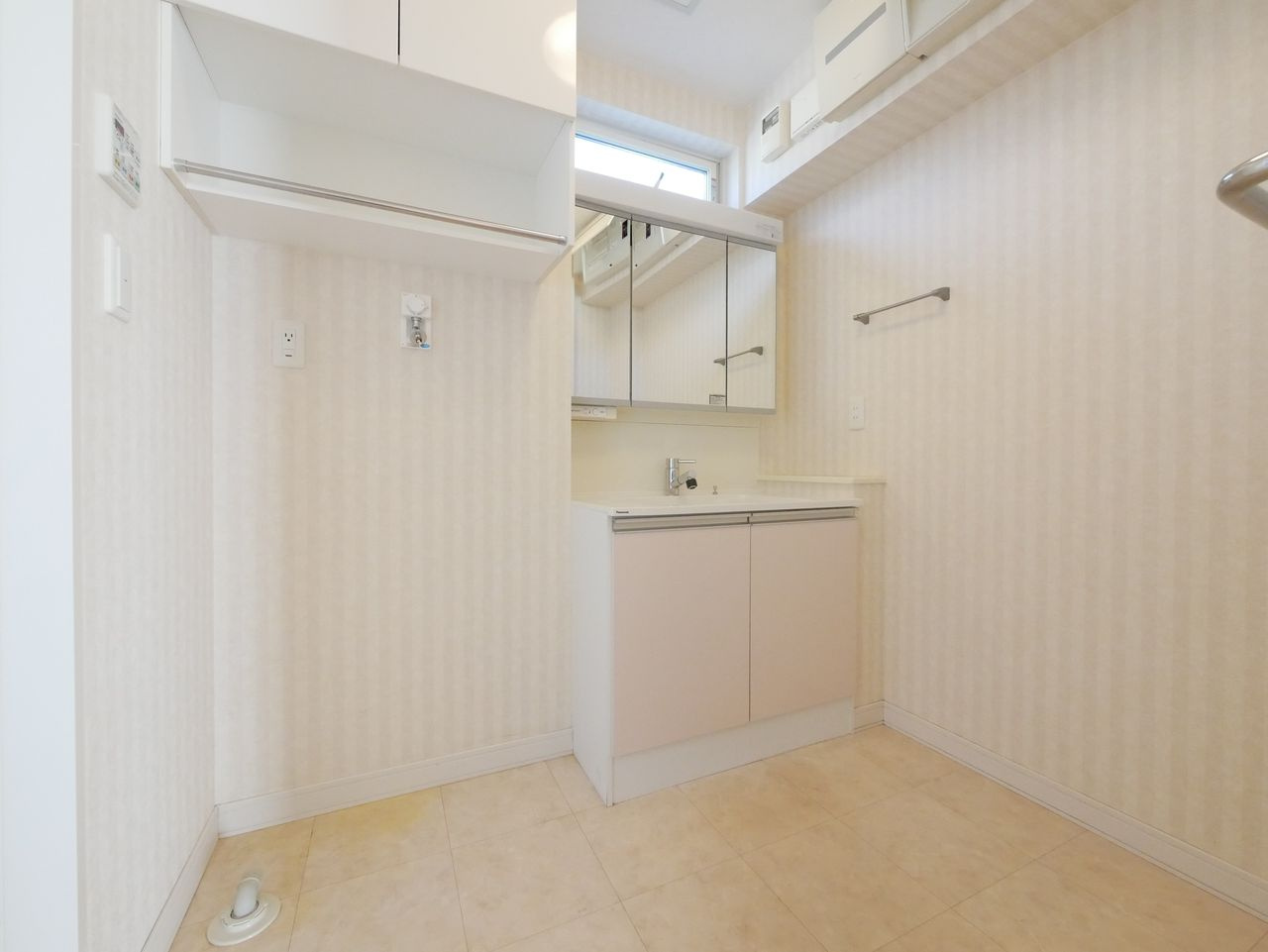 洗濯機置き場上部収納付きの洗面室