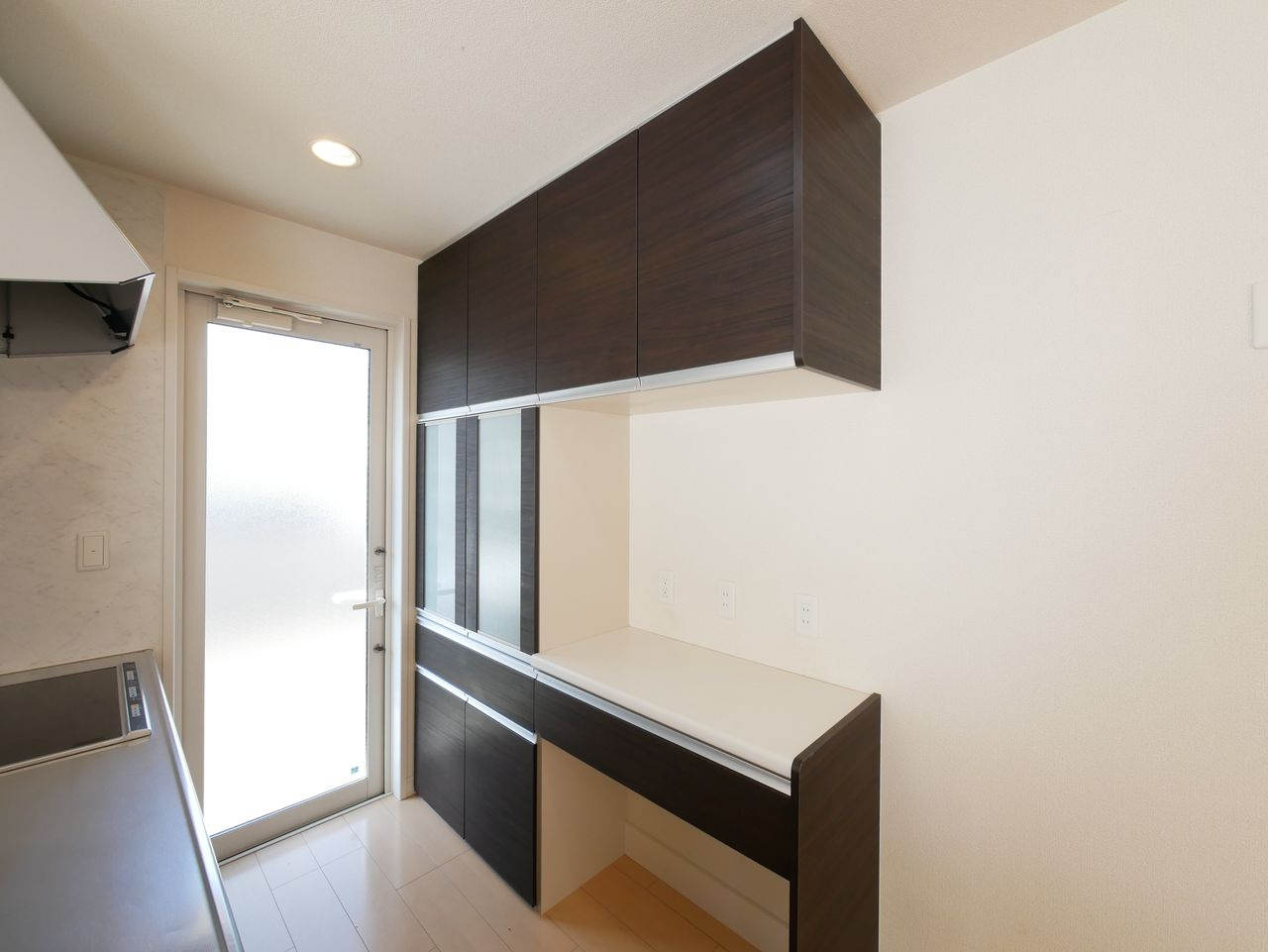 キッチンには備付背面キャビネット付き