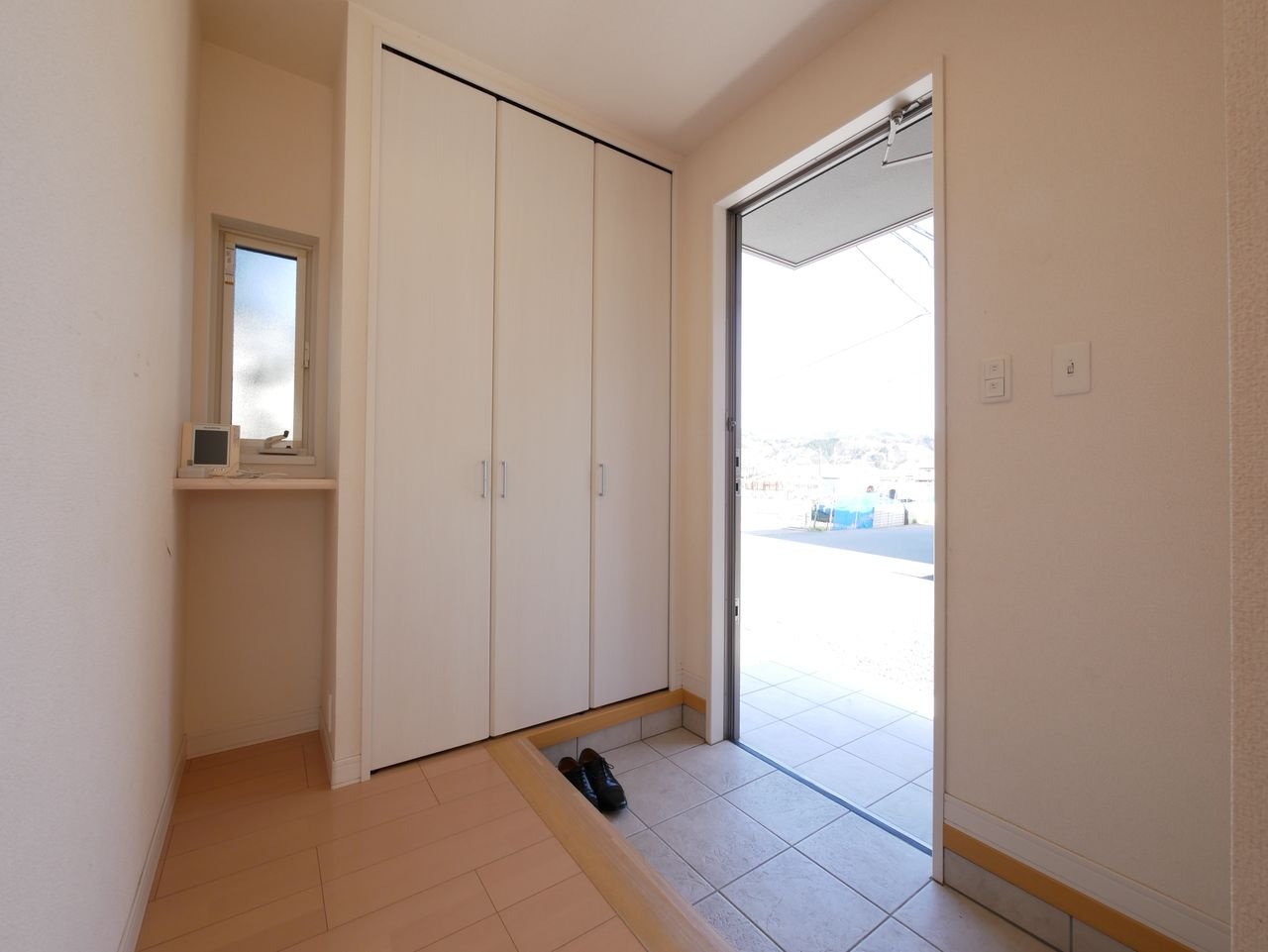 大型収納付きの玄関　窓付きで換気もばっちり