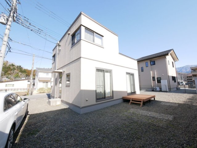 庭にはウッドデッキ付き