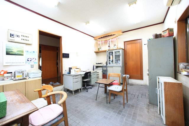 デスクや棚を配置できる事務所付。店舗や趣味の部屋にも