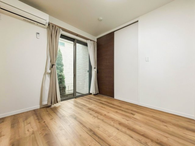 1階5.5帖納戸。建築基準法上サービスルーム（納戸）扱いとなります。※CG加工にて一部家具等を消した空室イメージ画像となります。現状は居住中で、実際の室内には家具・小物類等があります。