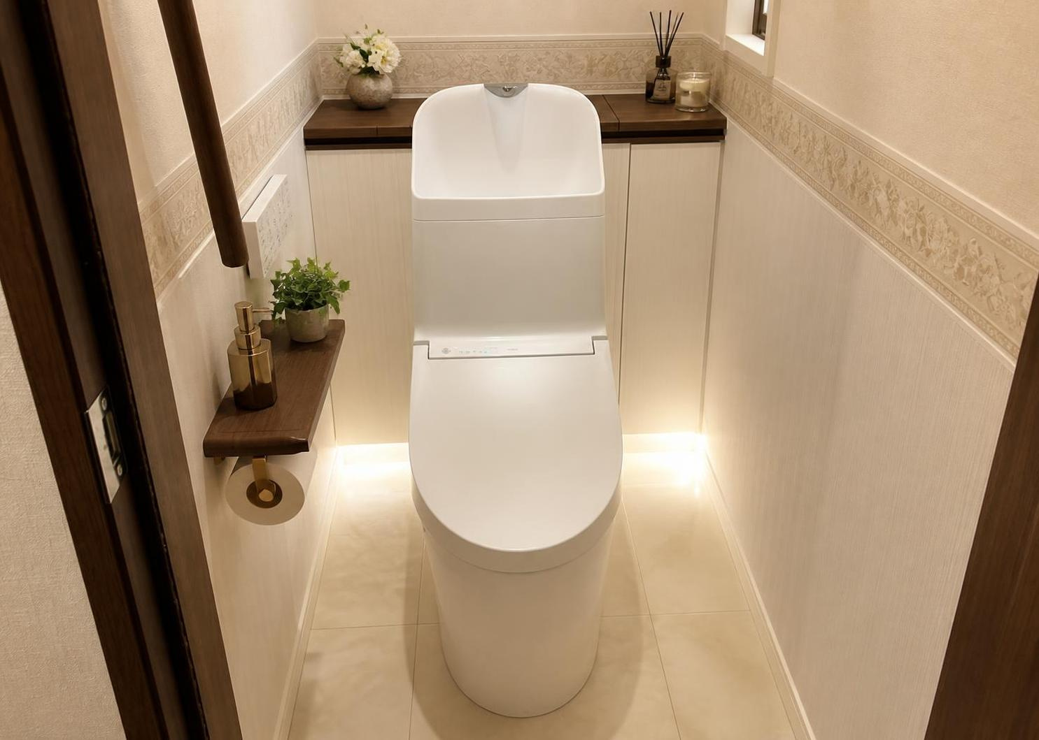 2026年8月に1階・2階ともに新調された温水洗浄便座付きトイレです。毎日使う水回りをリフォーム済みで清潔に保たれており、気持ちよくご利用いただけます。館内には2箇所設置され朝の混雑時にも便利です。