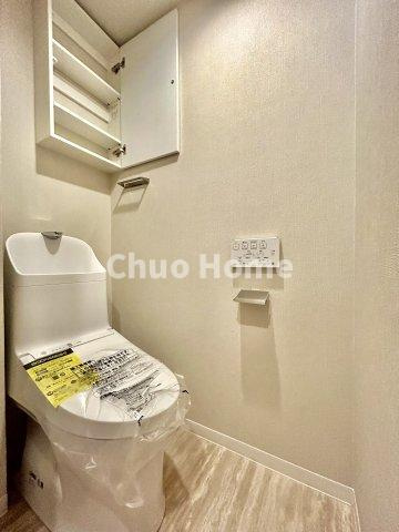 【トイレ】　収納スペースをしっかりと確保した温水洗浄便座機能付きトイレ。温水洗浄便座は清潔にお使いいただくための大切なアイテムです。