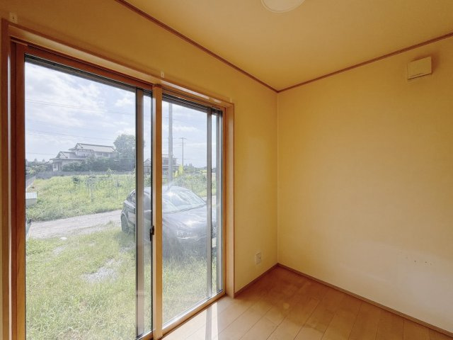 ■洋室｜お仕事部屋や趣味部屋としてはもちろん、日当たりの良い洋室は物干しスペースとしても活用できます♪